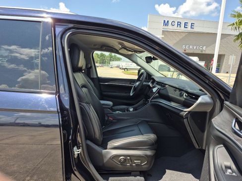 Used 2023 Jeep Grand Cherokee Limited AWD/4WD image 11