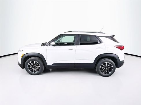 Used 2025 Chevrolet TrailBlazer LT w/ Driver Confidence Package image 4