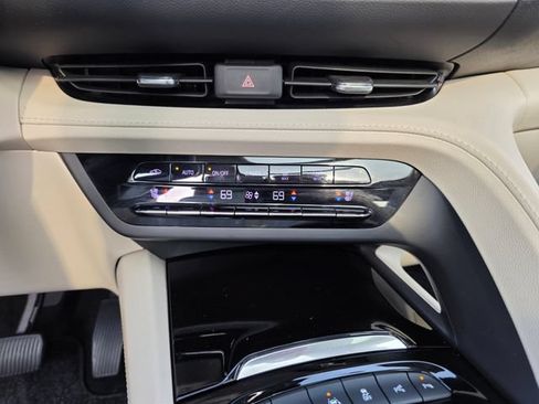 Used 2023 Buick Envision Avenir AWD/4WD image 31