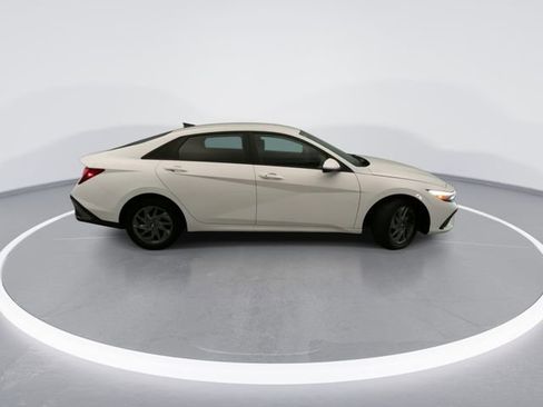 Used 2024 Hyundai Elantra SEL FWD image 7