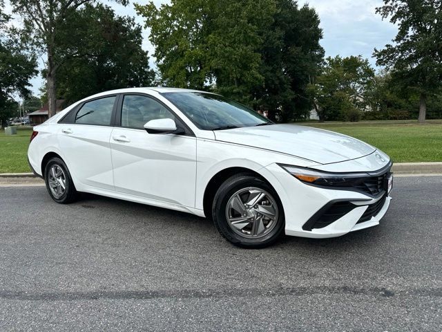 Used 2024 Hyundai Elantra SE FWD image 2