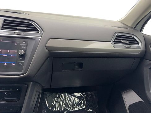 Used 2022 Volkswagen Tiguan SE image 62