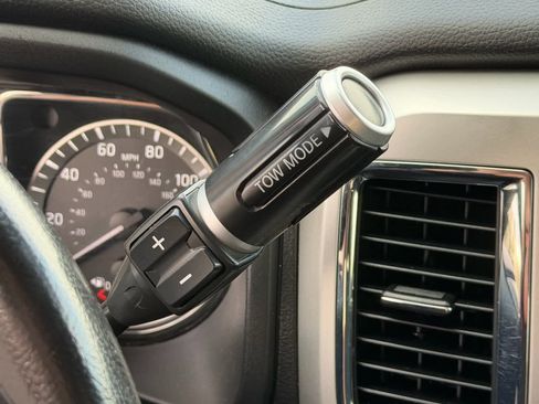 Used 2018 Nissan Titan SV w/ SV Convenience Package image 29