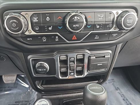 Certified 2023 Jeep Gladiator Overland w/ Cold Weather Group AWD/4WD image 20