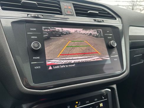 Used 2023 Volkswagen Tiguan SE w/ Panoramic Sunroof Package image 10