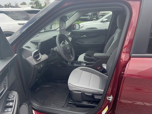 Certified 2025 Chevrolet TrailBlazer LT w/ Driver Confidence Package FWD image 3