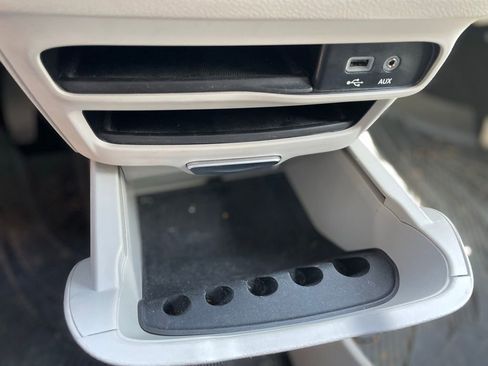 Used 2019 Chrysler Pacifica Touring-L image 16