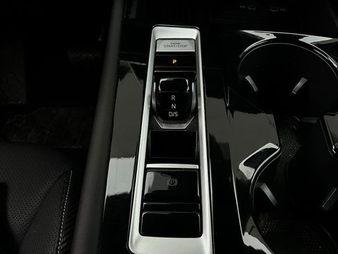 Used 2025 Volkswagen Atlas Cross Sport SE image 23