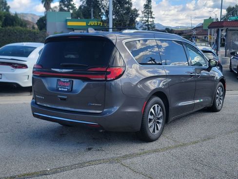 Certified 2021 Chrysler Pacifica Touring-L image 5