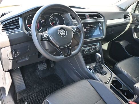 Used 2020 Volkswagen Tiguan SE w/ Panoramic Sunroof Package image 8