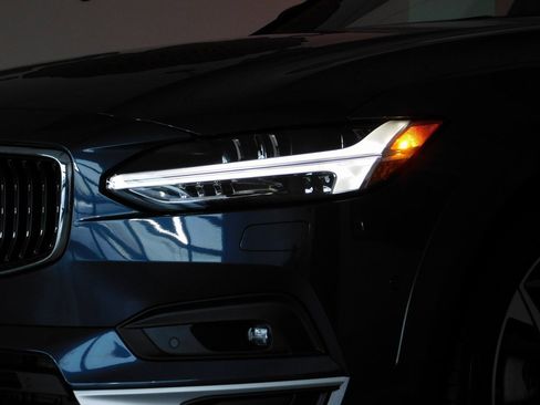 Used 2026 Volvo V90 B6 Cross Country Ultra image 17