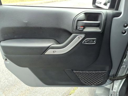 Used 2015 Jeep Wrangler Sahara AWD/4WD image 5