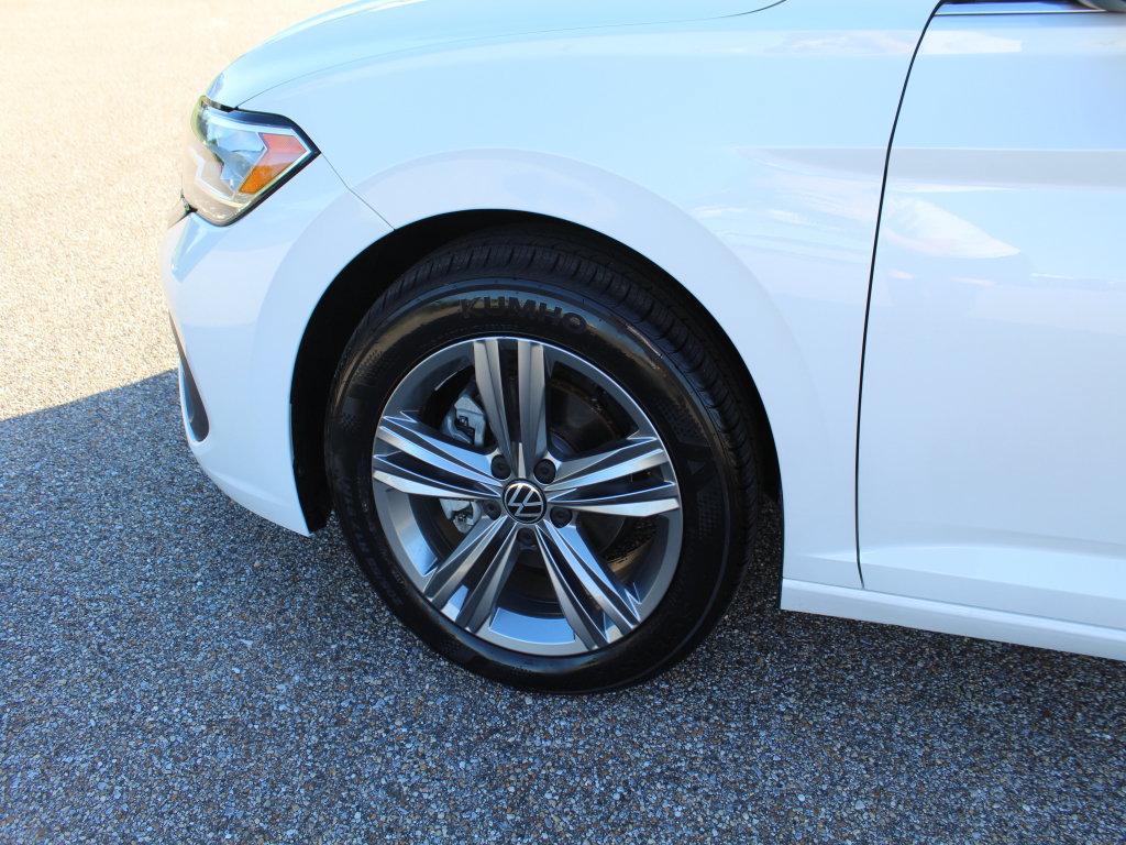 Used 2023 Volkswagen Jetta SE w/ Panoramic Sunroof Package FWD image 17