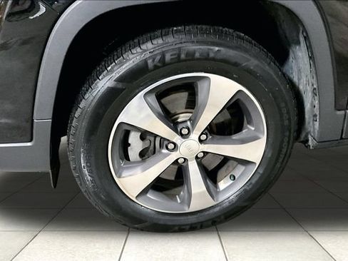 Used 2019 Jeep Cherokee Limited AWD/4WD image 9