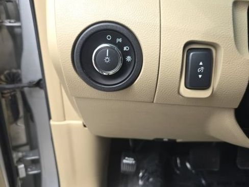 Used 2018 Ford Taurus SE FWD image 14