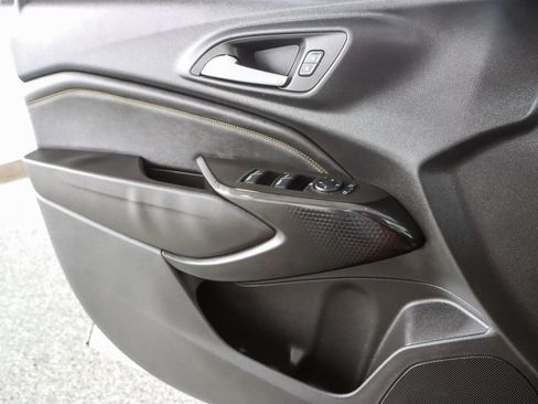 Used 2024 Chevrolet Trax LT w/ Sunroof Package FWD image 21