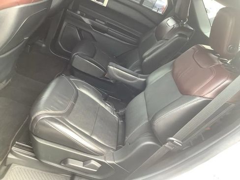 Used 2020 Ford Explorer Platinum w/ Premium Technology Package AWD/4WD image 11