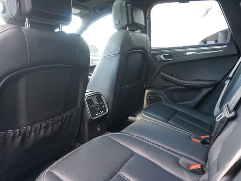 Certified 2024 Porsche Macan AWD/4WD image 16