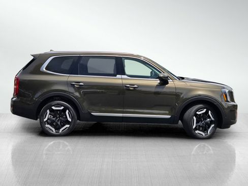 Used 2023 Kia Telluride S FWD image 3