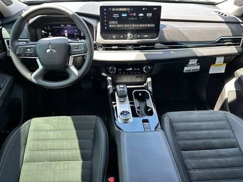 Used 2025 Mitsubishi Outlander SE FWD image 24