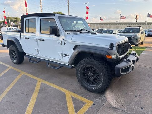 Used 2024 Jeep Gladiator Sport AWD/4WD image 5