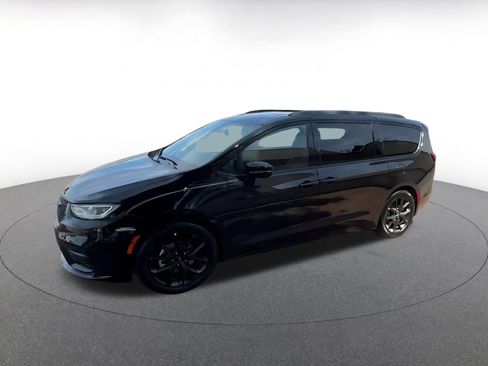 Used 2025 Chrysler Pacifica Limited FWD image 6