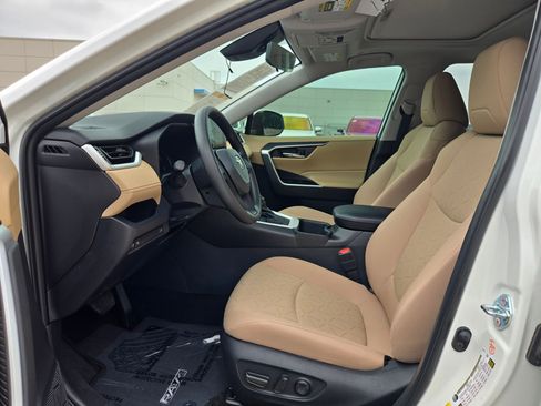 Used 2025 Toyota RAV4 XLE w/ Convenience Package FWD image 9