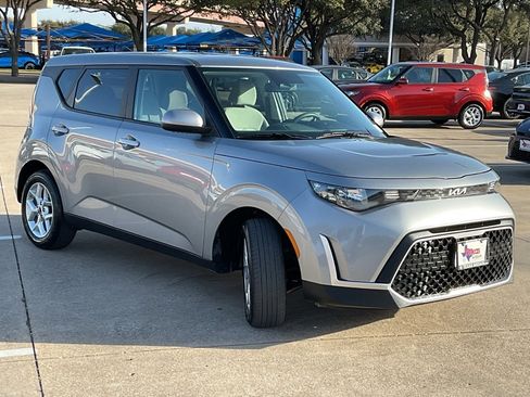 Used 2025 Kia Soul LX w/ LX Technology Package image 4