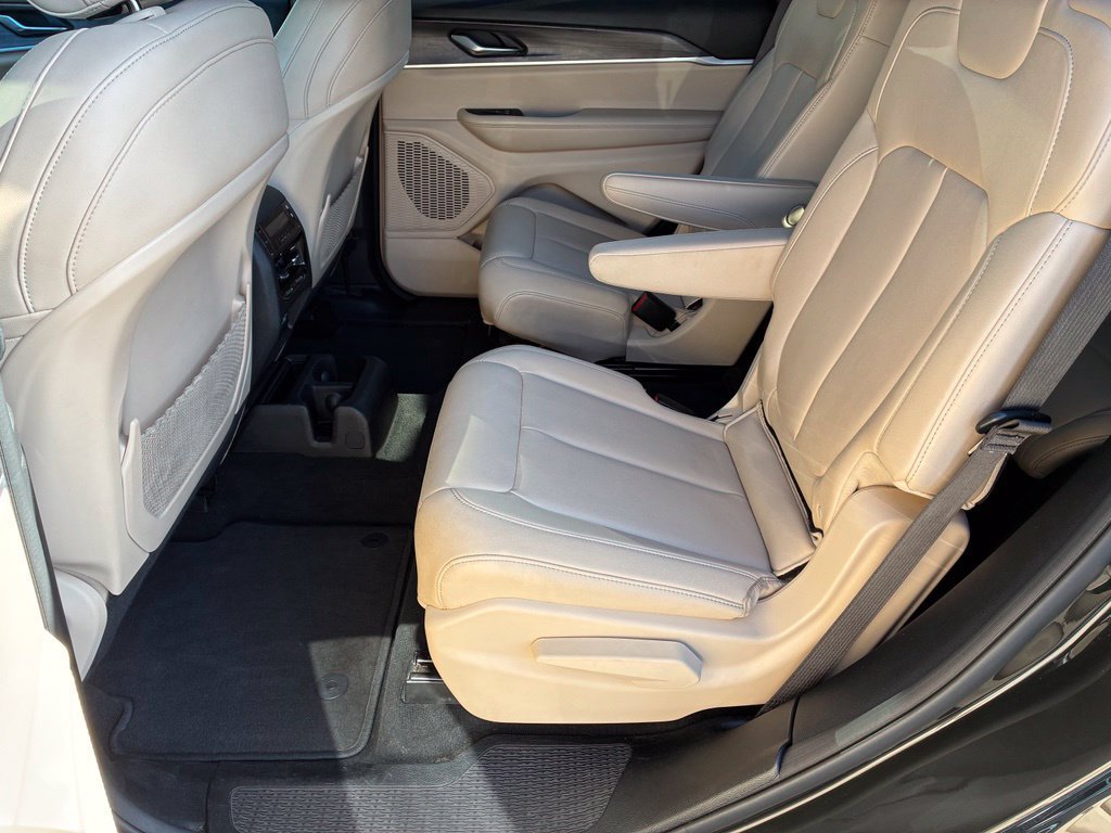 Used 2023 Jeep Grand Cherokee L Limited AWD/4WD image 27