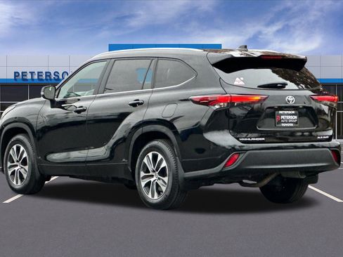 Used 2024 Toyota Highlander XLE image 6