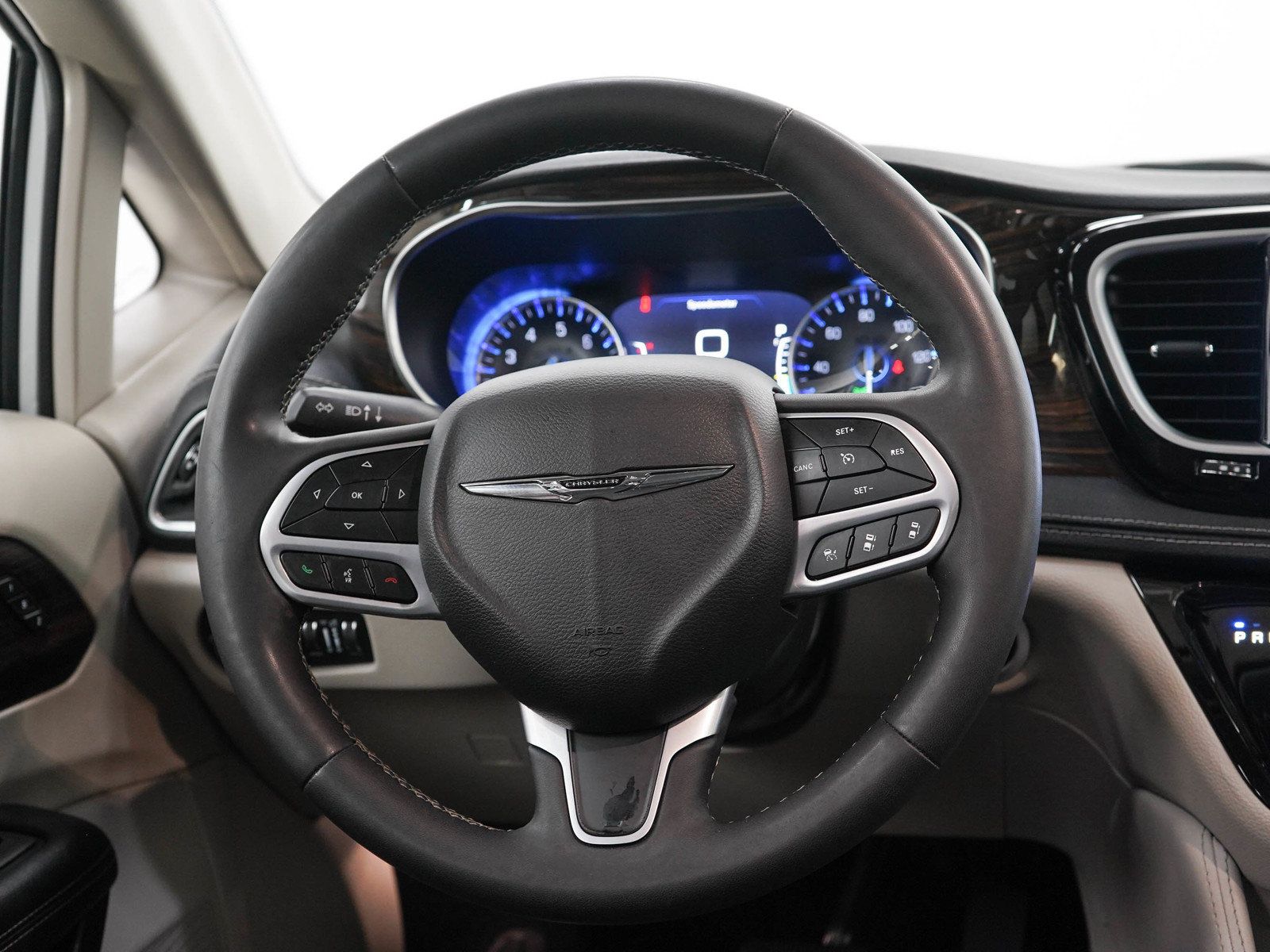 Used 2023 Chrysler Pacifica Limited FWD image 18