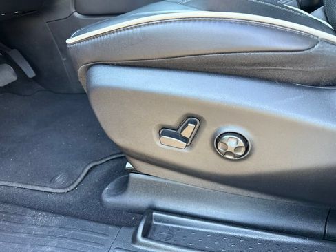 Used 2026 Chrysler Pacifica Limited FWD image 12