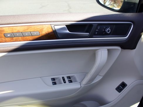 Used 2012 Volkswagen Touareg TDI image 9