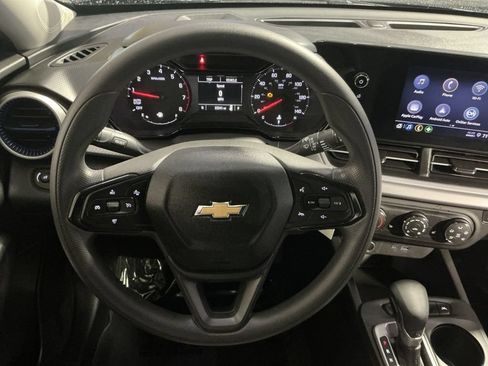 Used 2024 Chevrolet Trax LS w/ LS Convenience Package FWD image 17