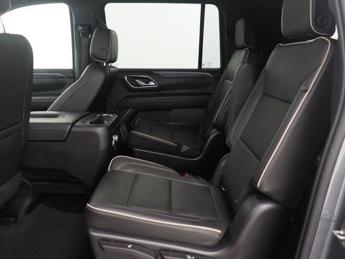 Used 2021 GMC Yukon XL SLT w/ SLT Premium Package image 18