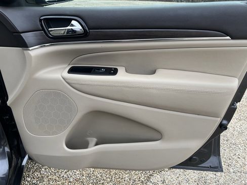 Used 2020 Jeep Grand Cherokee Overland image 16