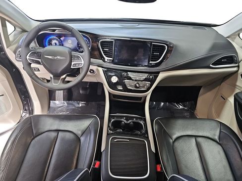 Used 2023 Chrysler Pacifica Limited w/ Uconnect Theater Family Group image 9