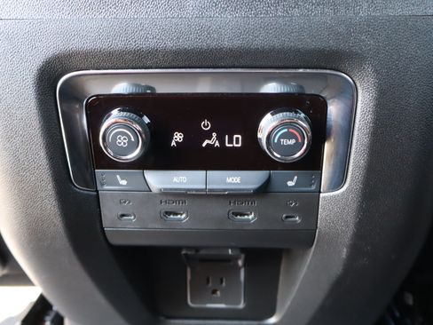 Used 2025 Chevrolet Suburban High Country AWD/4WD image 36