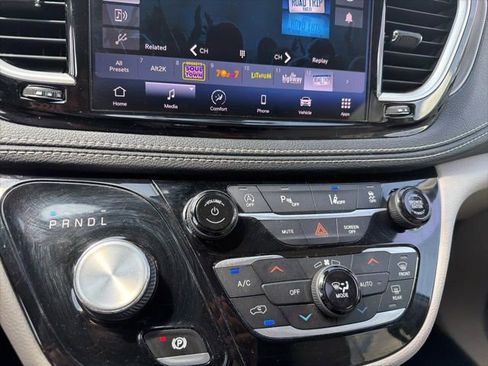 Used 2021 Chrysler Pacifica Touring-L FWD image 26
