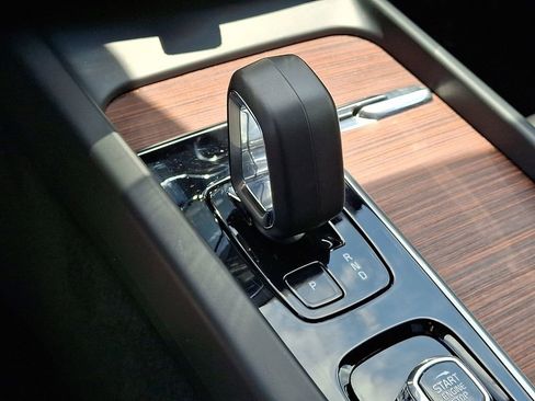 Used 2023 Volvo XC60 B5 Plus image 17