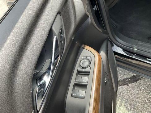 Used 2023 GMC Acadia SLE w/ Driver Convenience Package FWD image 8