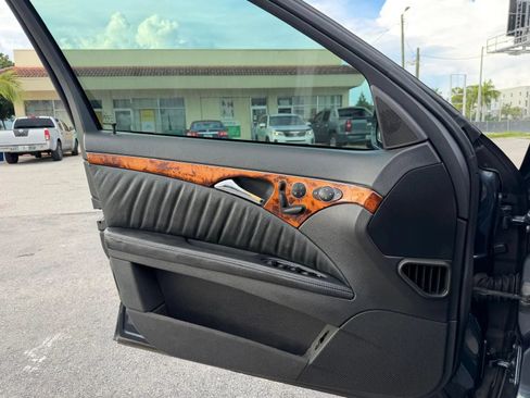 Used 2005 Mercedes-Benz E 500 4MATIC Sedan image 9