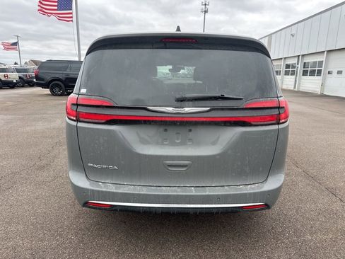 Used 2023 Chrysler Pacifica Touring-L image 13
