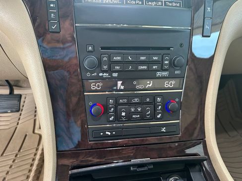 Used 2011 Cadillac Escalade Premium RWD image 23
