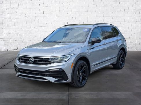 Certified 2024 Volkswagen Tiguan SE R-Line image 4