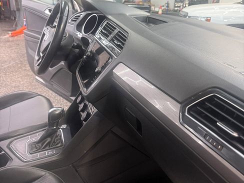 Used 2018 Volkswagen Tiguan SE w/ Panoramic Sunroof Package FWD image 24