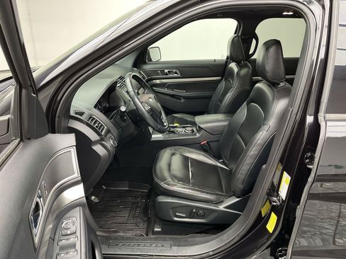 Used 2019 Ford Explorer XLT w/ Equipment Group 202A AWD/4WD image 3