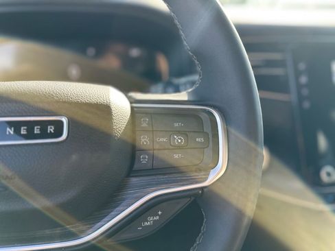 Used 2024 Jeep Wagoneer Series II w/ Flexible Seating Group image 8