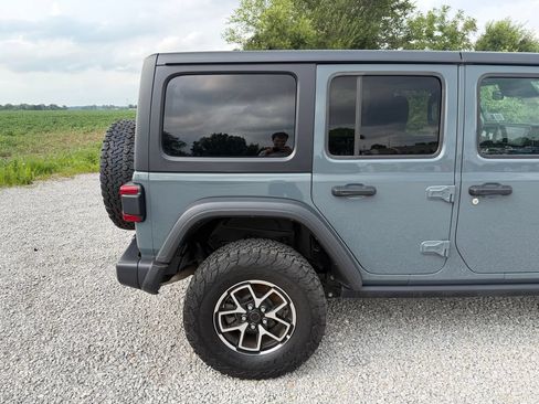 Used 2025 Jeep Wrangler Unlimited Rubicon w/ Convenience Group AWD/4WD image 21