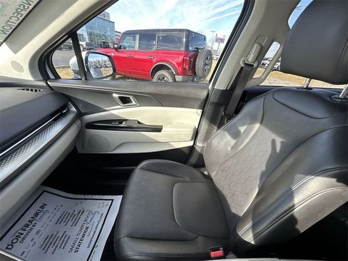 Used 2024 Kia Carnival LX image 13